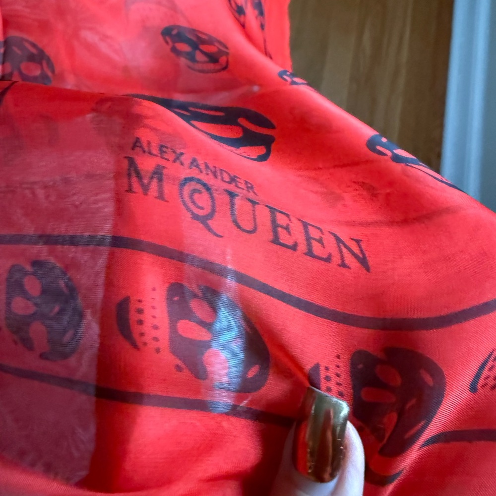 Alexander McQueen Red and Black Skull Print Silk Scarf - Picture 11 of 14